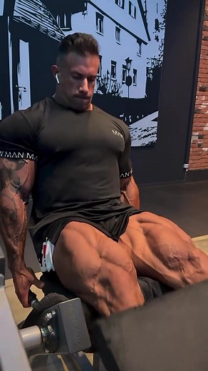 Check out impressive German IFBB Pro bodybuilder Domenico 💪🏼 . . . . . #Bodybuilder #Beef #Homme #Hombre #Uomo #Man #Muscle #Muscled #Muscles #Gym #Hulk #Biceps #Pecs #Chest #Swole #Gains #Hench #Arms #Bodybuilding #GymLife #GymBro #Big