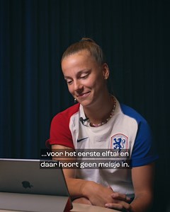 18K views · 610 reactions | Beautiful childhood memories. 凉李 Lynn Wilms unpacks a Special DHL Delivery from  #FIFAWWC #TheOranjeBeat #NothingLikeOranje | #SameDream DHL Parcel | OranjeLeeuwinnen | Facebook