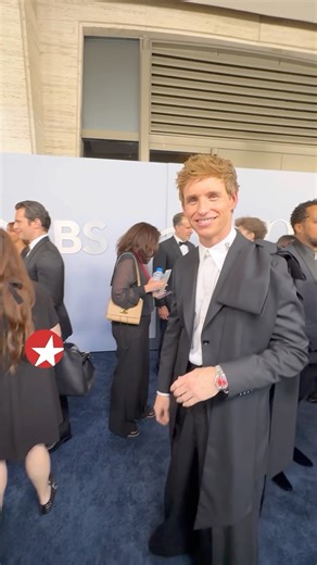 Wilkommen to the Tony Awards blue carpet, Eddie Redmayne! #eddieredmayne #cabaret #tonyawards #broadway #theatre #fashion #redcarpet | Broadway.com
