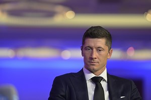 Elegancko ubrany Robert Lewandowski wylądował NA PODŁODZE! Miał bardzo ważny powód [WIDEO]