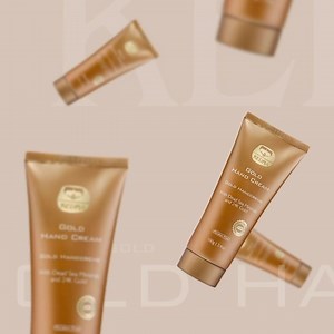 Kedma Gold Hand Cream está enriquecida con oro y minerales naturales del Mar Muerto. La crema hidrata la piel sin la sensación grasienta, mientras que El oro mantiene la humedad durante muchas horas y evita la ruptura de la piel. | KEDMA Cosmetics Mexico