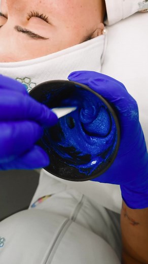 ¿Ya viviste la experiencia Hydrojelly mask? 💆‍♀️ Hydrojelly mask es el tratamiento que se ha convertido en uno de los favoritos, debido a que potencia la penetración de los nutrientes aportados por los productos previamente aplicados, además: 🔹 Refresca y calma la piel. 🔹 Aporta hidratación. 🔹 Reduce la inflamación post extracción de impurezas. Si quieres conocer más de Hydrojelly mask, entonces tienes que ver si o si este reel. ¡Te sorprenderás! 💬 Déjanos un comentario o escríbenos a nuest