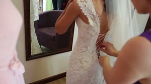 Brautjungfern helfen der Braut, sich am: Stockvideos & Filmmaterial (100 % lizenzfrei) 11436371 | Shutterstock