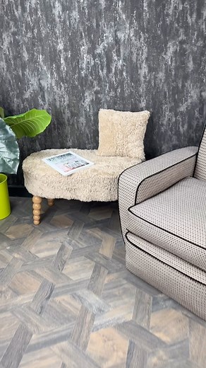 Boucle style sheepskin and on trend bobbin legs on a Tuffet for Two. Practical, versatile and stylish. Natural materials Interchangeable cover Interchangeable legs Sharing foot stool or… Coffee table or… Table/foot stool or… Hallway bench or Porch perch or… Bottom of the bed bench 26 colour options Made in North Wales by a small team of really lovely people who care passionately about quality. Hope everyone is managing to grab some of the late summer sun 🌞 xx . . . . . #funkyfurniture #homedeco