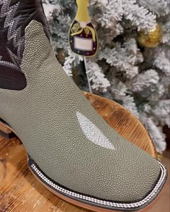 Bring in the New Year with New Boots 🎉 💯Stingray Skin Boots. Please call or stop by for further details. 📦 Nationwide Shipping Available 📬 👢La Hacienda Boot Co.👢 2429 Telephone Rd Houston, Texas 77023 ☎️ 713-514-9939/📱346-510-8311 #lahaciendabootco #custommade #handmade #boot #botas | La Hacienda Boot Co.