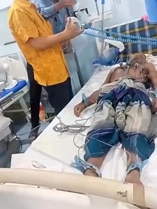 🚨 Step 1 of Basic Life Support: Check responsiveness normal breathing pulse before starting CPR. ❌ Doing CPR on someone with a pulse can cause: • Rib & sternal fractures • Pneumothorax • Internal bleeding • Reduced organ perfusion ❌ Shocking a non-shockable rhythm (like asystole or PEA) can harm the patient. ⚡ Defibrillation is ONLY for shockable rhythms — ventricular fibrillation (VF) or pulseless VT. 🔥 Risks of improper defibrillation: • Skin burns • Myocardial injury • Accidental shock to r