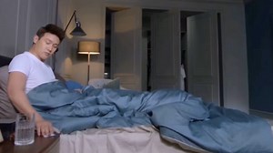夏苒苒多吃安眠药，幸好被邵铭哲及时送去医院