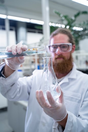 Martin Hansen studies environmental chemistry and technology in Kokkola. Application to the degree programme is now open. Head over to centria.fi/apply to learn more abou the degree programme. ☺️ #centriaamk #centriauas #JointApplication #keväänensimmäinenyhteishaku #keväänensimmäinenyhteishaku2023 | Centria-ammattikorkeakoulu