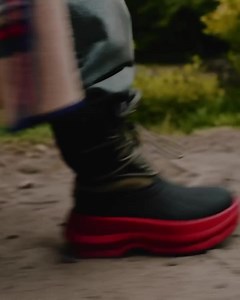 「KENZO X Hunter」 📌查看台中新光三越店櫃資訊: bit.ly/49hr067 📌查看離你最近的店櫃: bit.ly/3QhKujs KENZO X Hunter正式於台中新光三越店正式發售⚡(全台門市皆可接受預訂) 2023秋冬Hunter重磅推出與法國時裝屋KENZO聯名限量系列 以Hunter頂級工藝融合KENZO引領風潮的高端設計 走出瀟灑不羈的步伐 . . 👉查看各店百貨週慶時間表: bit.ly/461oEGq 🖤 首次下載APP獲得$1000優惠券 📱立刻下載: bit.ly/3rni2Tt #KNEZOXHunter#HunterOriginal #HunterTaiwan | Hunter Boots