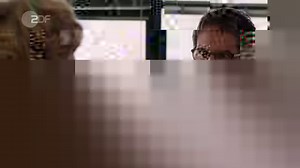 DREI FRAGEN AN ... TIM BERGMANN Im Film spielt Frauenschwarm Tim Bergmann den erbarmungslosen Chef Adam Birnbaum. Wir trafen ihn beim Dreh und haben ihn exklusiv befragt. #ChaosQueens | Herzkino im ZDF