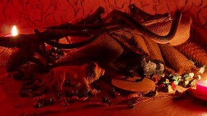 「抽象的な色の背景に燃えるキャンドルライト。 カラフルボケ。」の動画素材（ロイヤリティフリー）1053999815 | Shutterstock