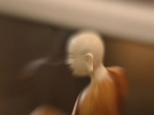 黄花梨x猛犸“禅意佛”香插用刀简而富有意趣，形象简而蕴内涵，稚拙而纯朴，凝练而平和，佛陀微微侧首，清净似莲，如是般若。