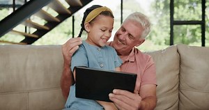 Fille, homme ou tablette aussi amusant, : vidéo de stock (100 % libre de droit) 3463353307 | Shutterstock