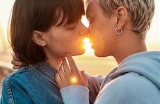 jonge kussen lesbische echtpaar zonsopgang romantisch samen vrouwen terwijl kijken twee selective sehen selektiv zusammen romantischen paare küssen sonnenaufgang gehen