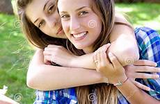abbracciano amiche fotografica parco adolescente felici