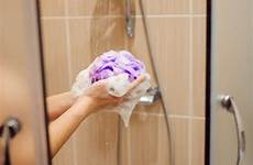 zeep terwijl nemen douche badkamers gebruiken