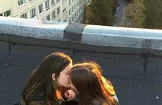 lesbians kissing parejas bisexual lesbianas heey
