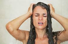 showers jonge beklemtoonde portret douche shower wonderhowto mandi ternyata berbahaya