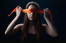 blindfolded olhos vendada fundo escuro garota