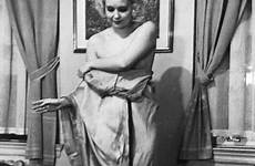 undress undressing 1930s burlesque nightgown clair husbands uitkleden allen fieggentrio demonstrates doe zo strippers seriously stackpole visiter retronaut