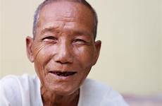 chinois idoso retrato altern yayimages warum pfp asiático câmera sorri rir depositphotos