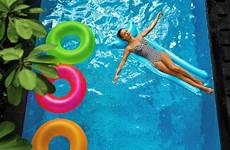zonnebaden meisje zwembad schoonheid manier vakanties zwembadwater zomer drijven