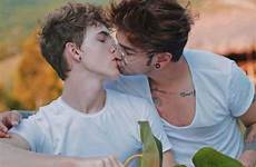 kissing cristobal pesce gays lgbt jaramillo poze bisexual gayy romance geje zapisano faceci bromance homo daddy chicos kaynağı makalenin articol