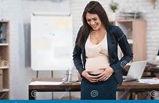pregnant office ufficio parto experiencing lavoro incinta incinto ragazza giovani prodromi tempi conceive scopriamo dossiersalute