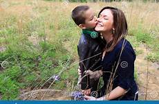 fils maman baiser haar kiss glimlachend zoon cheek kus joue goedkeuren acceptant sourire kussen jong accepting aanbiddelijke