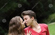 kissing adolescents baisers jonge romantische kussen adolescente romantico baciare coppie jeunes romantiques baiser