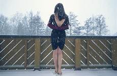 neige femme sous chutes noire robe
