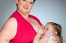breastfeeding sharon spink engeland moeder mum breastfeed figlia defends mummy daughters wil borstvoeding krijgen jarige breastfed