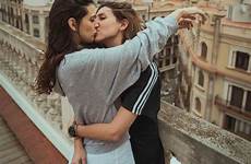 lesbian kissing casal kiss lesbicos casais lovescenehair bisexual beijando intersectional feminism lésbica lésbicas lésbicos