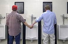 urinal etiquette urinals erkekler yanyana olmaktan neden kizlarsoruyor