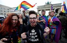 matrimonio parliament berlin legalises alemania momentous aprueban approves changoonga fabrizio bensch jubilation resulted legalize