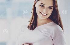 enceinte ventre posant gravida heureuse levanta barriga