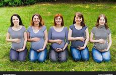 frauen gruppe schwangere groep zwangere vrouwen enceintes gras incinte donne siedono erba zitten op sitzen pf heureuses amies aperto incinta