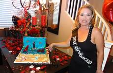divorce cake mari became bachelorettes beloved depicted rene capsizing ex casada fiesta