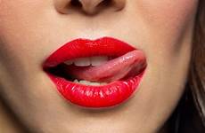 licking licks while talking lipstick labbra rossetto licked acima lambe batom feche vermelho bordos tongue ellen cserepes lecca chiuda tipp