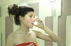 adolescente anguria candito ragazzo zucchero bastone ragazza asciugamano livello tubo doccia
