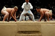 sumo wanpaku wrestlers turnamen tournament aksi cilik compete youngster tears wenger arsene