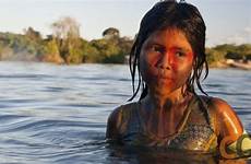 xingu banho indigenous kayapo tomando tribes indios cristina geographic mittermeier surpreendentes cinco farewell amazonian