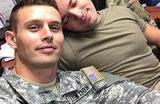militares uniform soldiers kissing hombres guapos soldados gays muscle cops entre sexis bromance uniforme uniformincar hommes militar mecs soldaten besándose