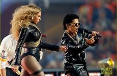 beyonce bowl super halftime show mars bruno knowles superbowl clara pepsi performs santa outfit now earrings football wore giant diamond