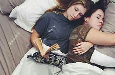 lesbians cuddling lgbt variar lady lendo dormindo angie evie snuggle stfi girlfriends lesbianas pride hercampus parejas