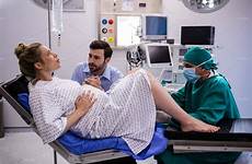 doctor parto examining sintomas embarazada labour decisions induction operating examinando mientras bebeteca