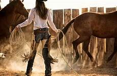 cowgirl cowboy vaquera caballo cowgirls caballos vaqueras chaps vaqueros rodeo occidental jinete barn cowboys pixelstalk galope wallpapertip