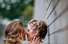 lgbt lesbische lesben brides sexing two küssend liebe schwul fotografieren brautpaar lesbienne romantic mariage tenue coats even hochzeitsfotografie heiraten fotoshooting