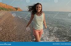 nue felice ragazza funzionamento spiaggia nudi piedi courant