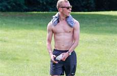 fox laurence workout outdoor he thesun toned enjoys torso shows lawrence off his saved